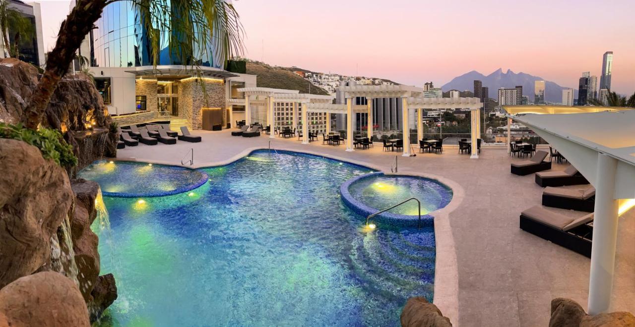 Отель Safi Royal Luxury Metropolitan San Pedro Garza Garcia Экстерьер фото The pool at the hotel